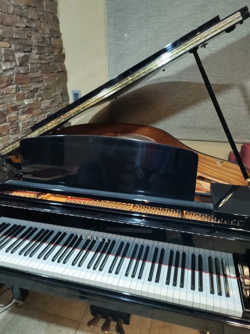 Piano de cola  Yamaha (DISPONIBLE)